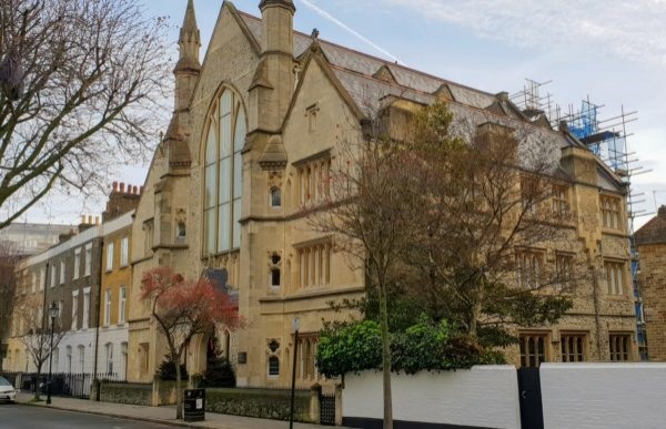 Otwórz galerię (8 fotografii) Prace ratunkowo-konserwatorskie przy elewacji frontowej zabytkowego kościoła polskiego przy Devonia w Londynie, Instytut POLONIKA