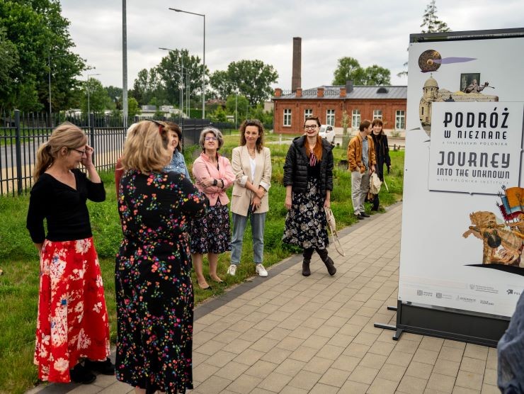 Otwórz galerię (1 fotografii) Zdjęcie z wernisażu wystawy "Podróż w nieznane" w Skierniewicach